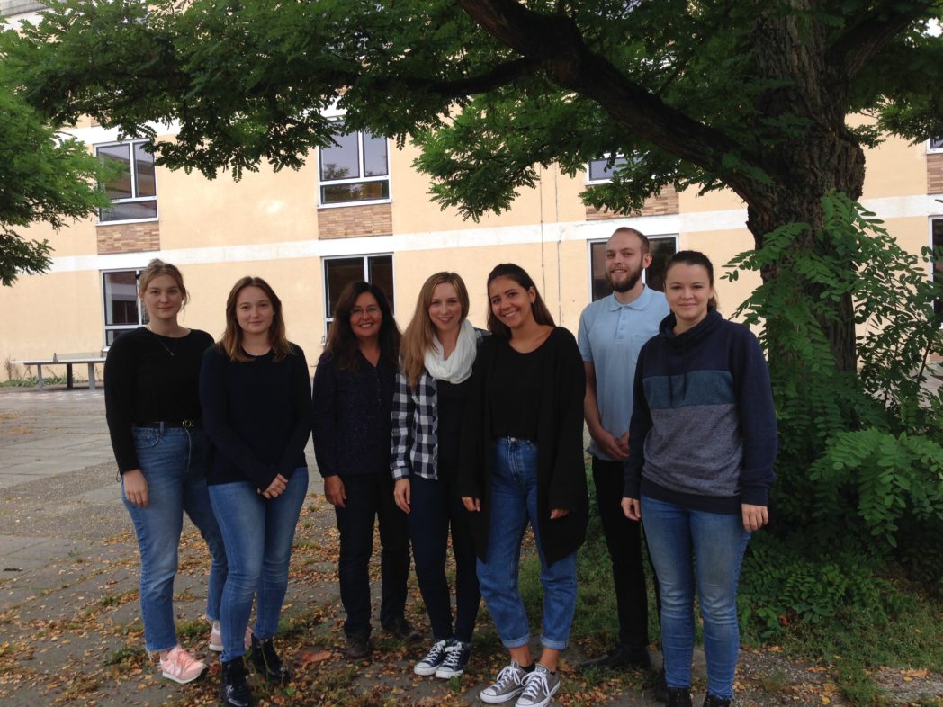 Jenny Meinel (Gruppenleiterin), Ceren Yildiz (stellvertretende Leitung), Cecilia de la Peña de Petermann (Leitung), Christina Skrock, Sophia Schraudner, Martin Nowacki (Gruppenleiter) und Kristina Kroll. Nicht im Bild: Markus Christian (Verbindungslehrer)