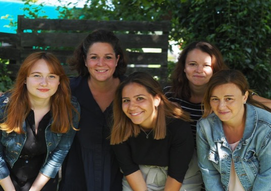 Das OGTS-Team: (Von links nach rechts:) Ceren Yildiz, Katja Gese-Singer (Leitung OGTS), Sophia Schraudner, Kristina Kroll, Petronela Guth. Nicht auf dem Bild: Verbindungslehrerin Eva Obereisenbuchner