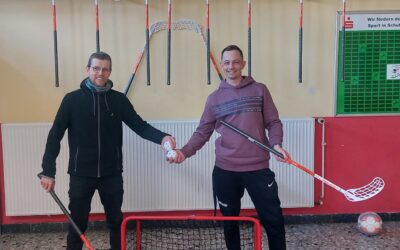 DG bekommt als erste Schule in Bamberg eine Floorballausrüstung vom Post SV übergeben