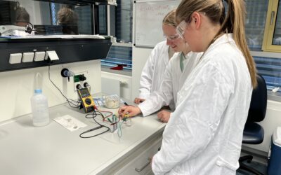 Von der Brennstoffzelle bis zum Nanosilber: Besuch im Schülerlabor des Chemikums der Uni Erlangen