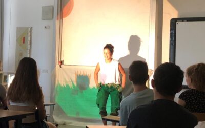 „Die Sterne wandern, und ich wandere auch.“ – „Bilder deiner großen Liebe“ als Klassenzimmer-Theater in der 9b am 12.07.2023