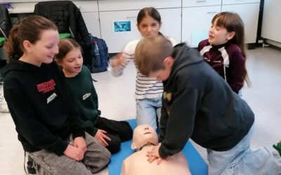 Herzensretter-Ausbildung am Dientzenhofer-Gymnasium: Fünftklässler werden zu Lebensrettern
